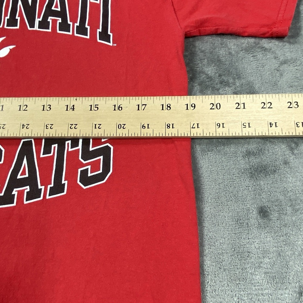 Cincinnati Bearcats Shirt Medium Red Tee Center Logo Spellout College NCAA Team - Picture 6 of 8